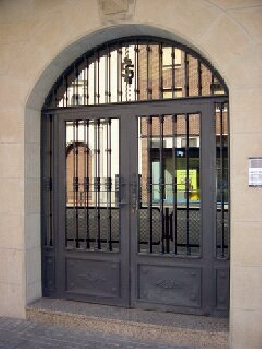 Puerta con adornos de forja