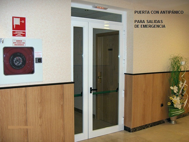PUERTA CON ANTIPÁNICO Y CRISTAL CONTRA INCENDIOS.