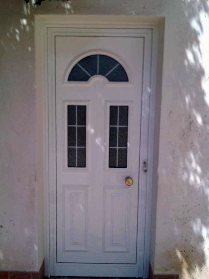 PUERTA CON PANEL DECORATIVO