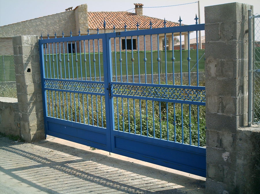 PUERTA ABATIBLE DE HIERRO