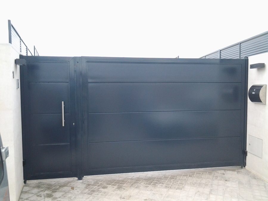 Puerta corredera + abatible paneladas