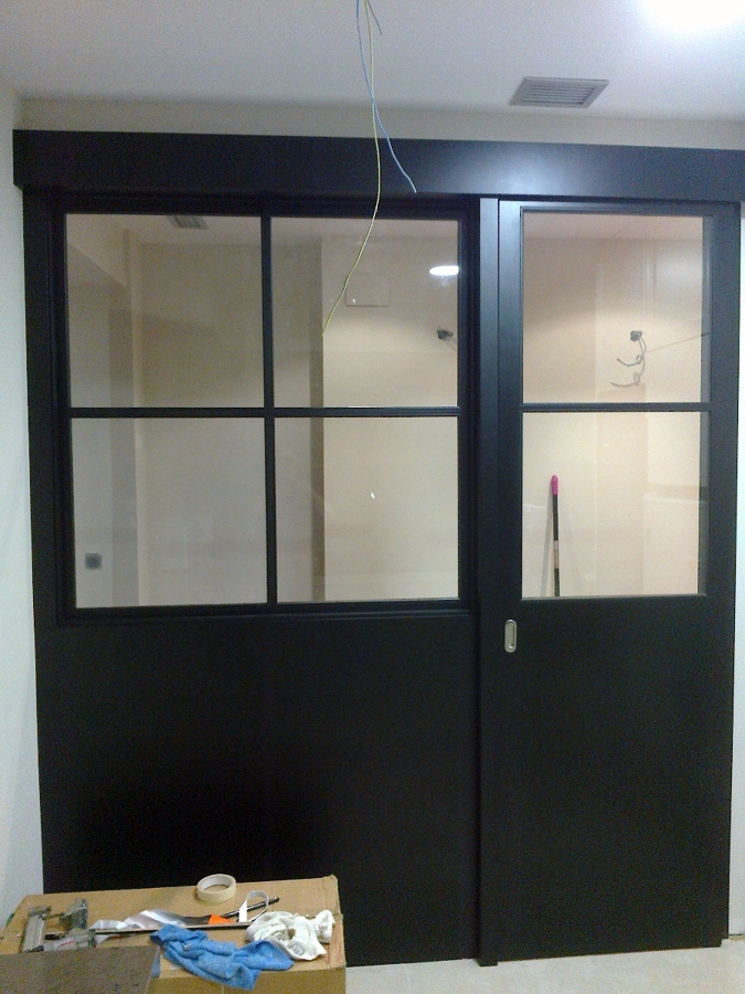 PUERTA CORREDERA CON VENTANAL 