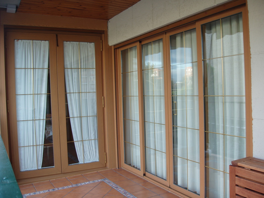 Puerta corredera de 4 hojas y practicable de 2 color roble