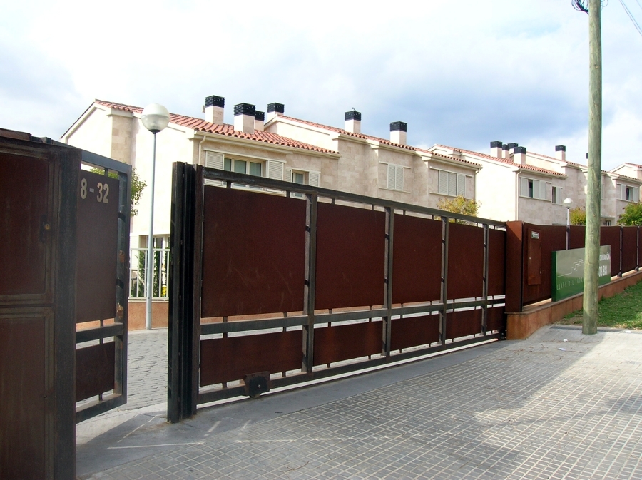 Puerta corredera de acero corten.