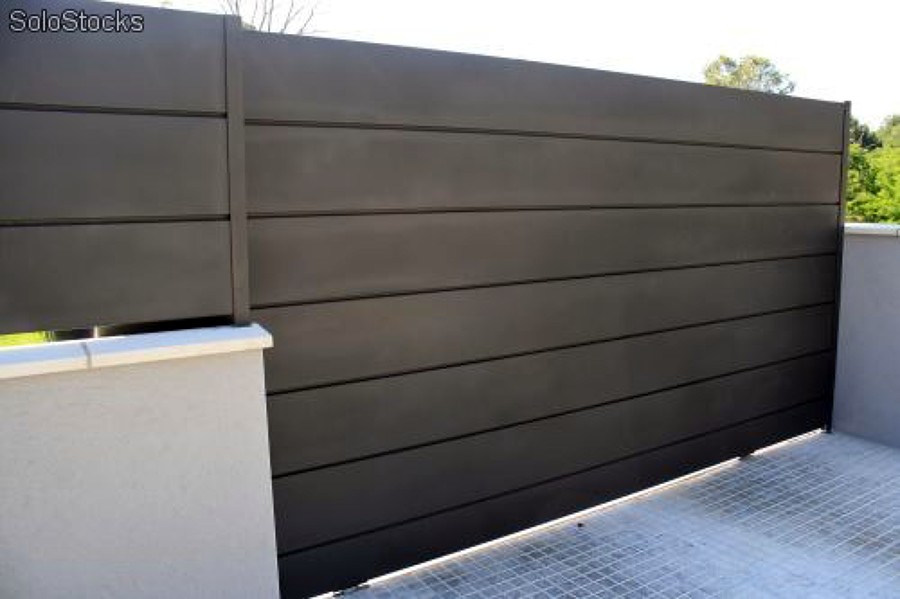 Puerta corredera de chapa plegada