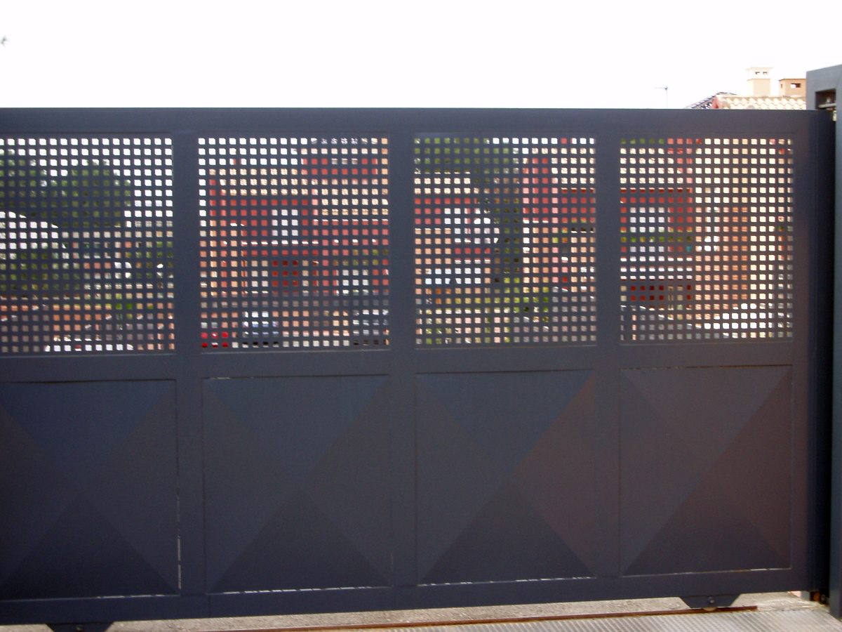 puerta corredera de hierro