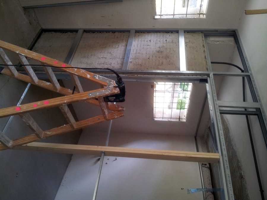 Puerta corredera doble dentro de tabiqueria de pladur Llançà