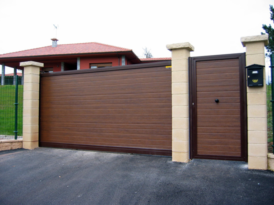 Puerta corredera más peatonal