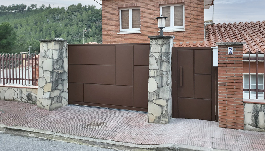 Puerta corredera mas puerta peatonal modelo Tetris