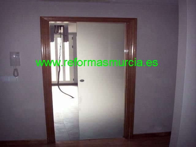 Puerta corredera oculta