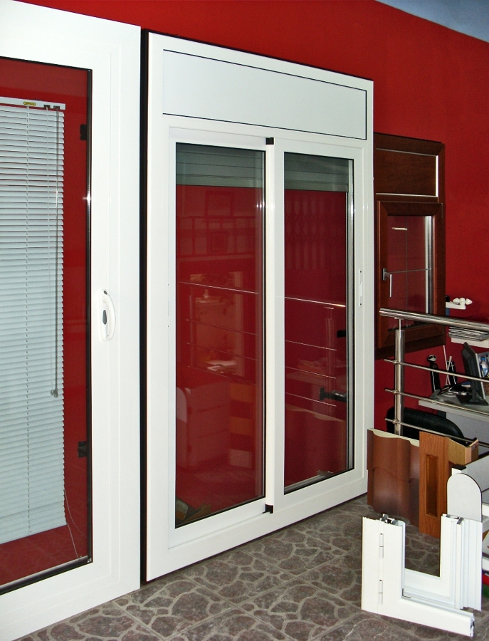 Puerta corredera, ventana, persiana y marcos.