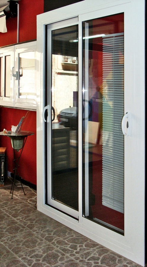 Puerta corredera, ventana y persiana.