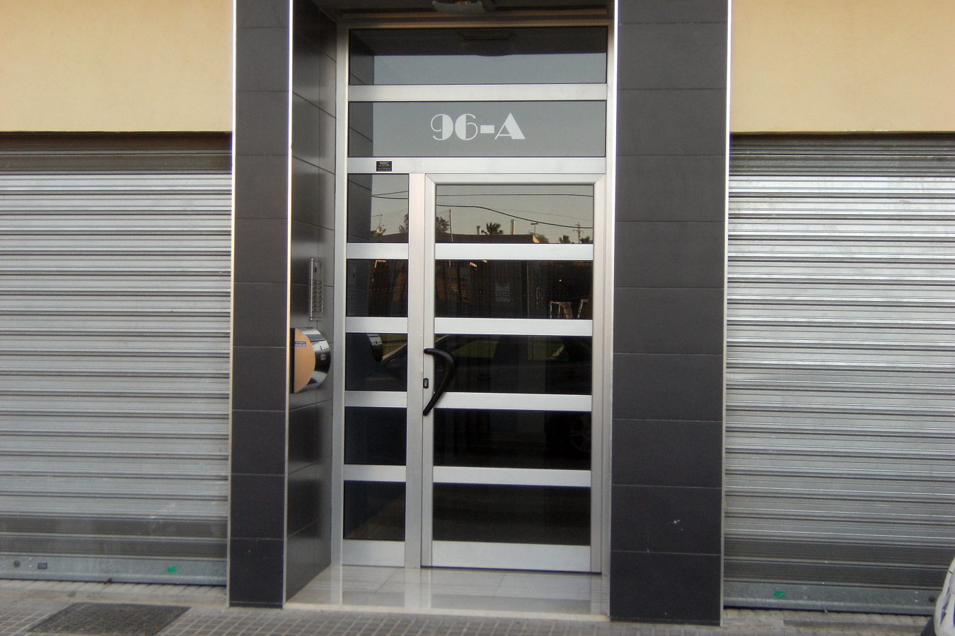 Puerta de aluminio portal