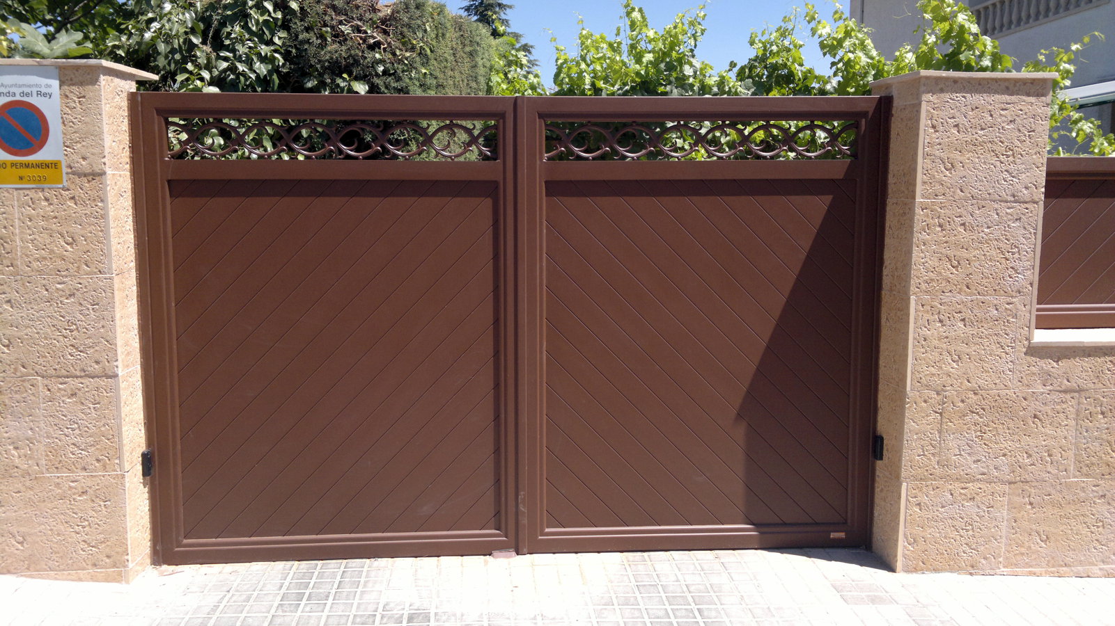 Puerta de aluminio soldado cara externa