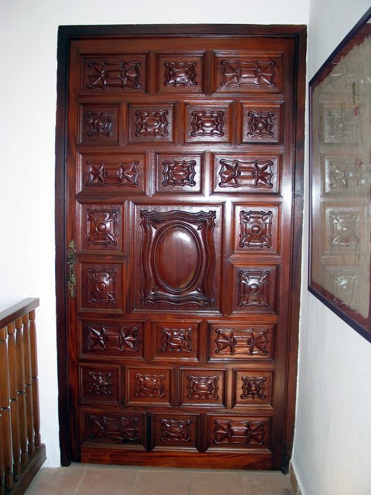 puerta de caoba restaurada