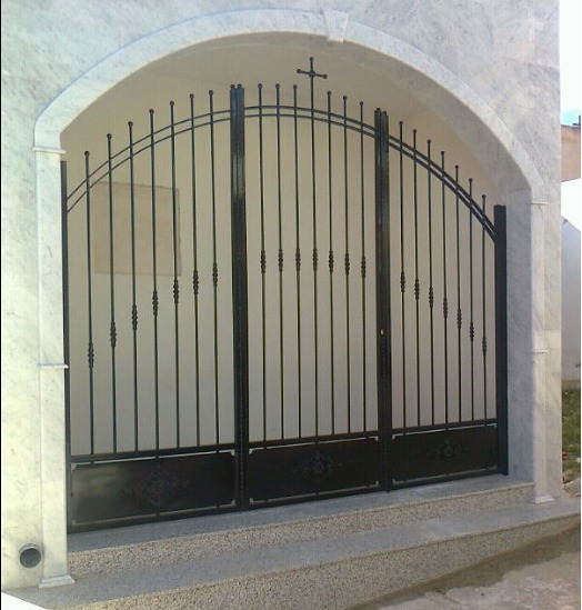 Puerta de cementerio