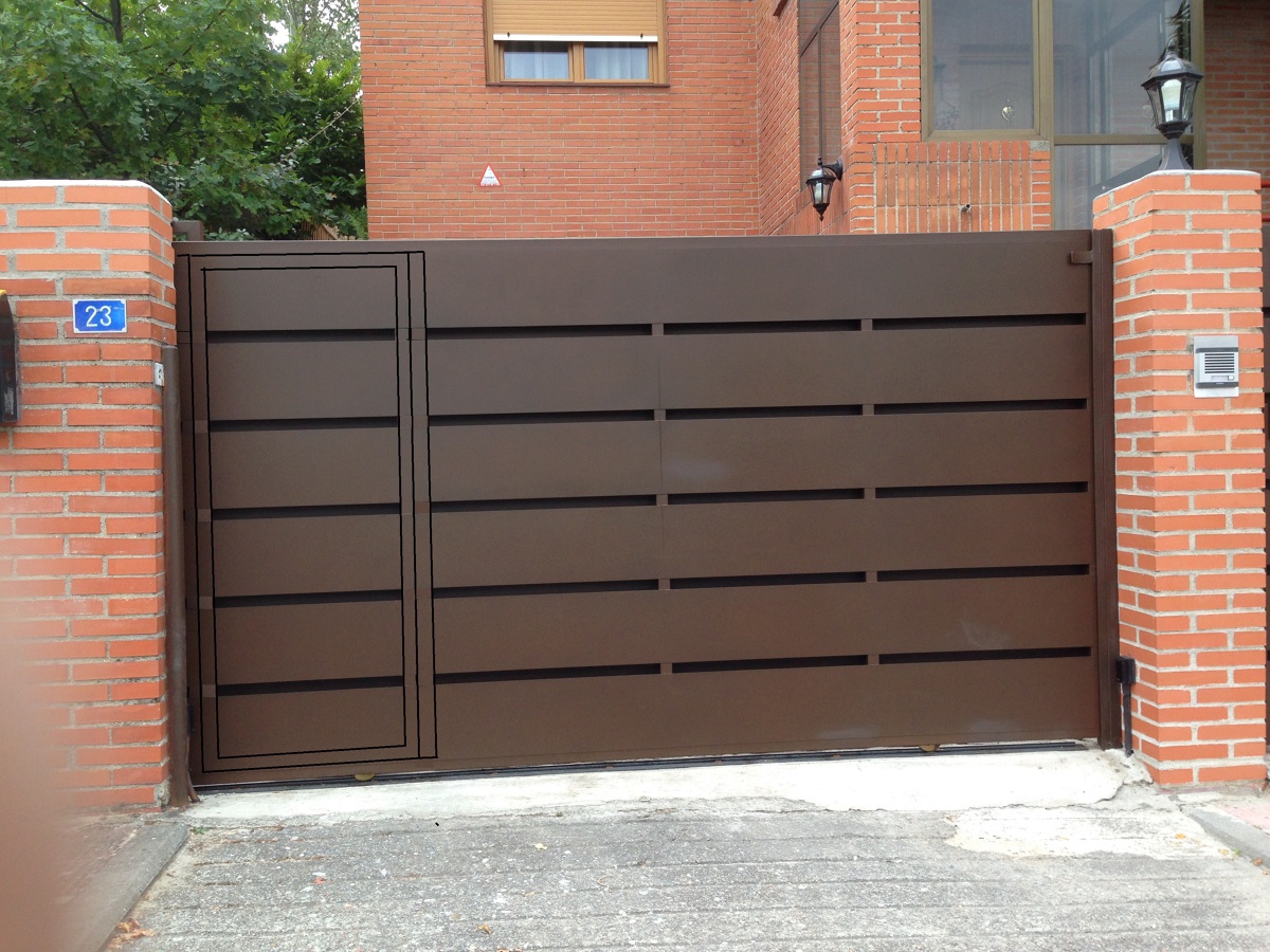 puerta de chapa doble con rendijas