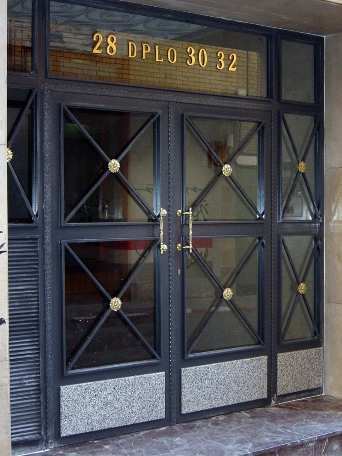 Puerta de comunidad con zócalo de marmol