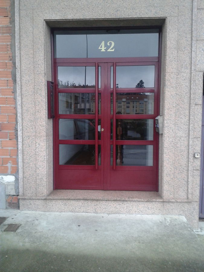 puerta de entrada a edificio de viviendas