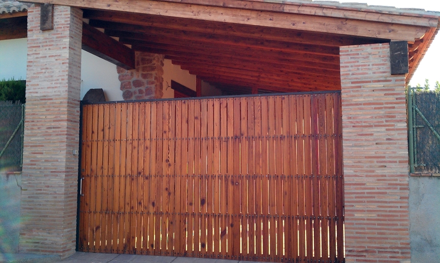 Puerta de entrada a garaje