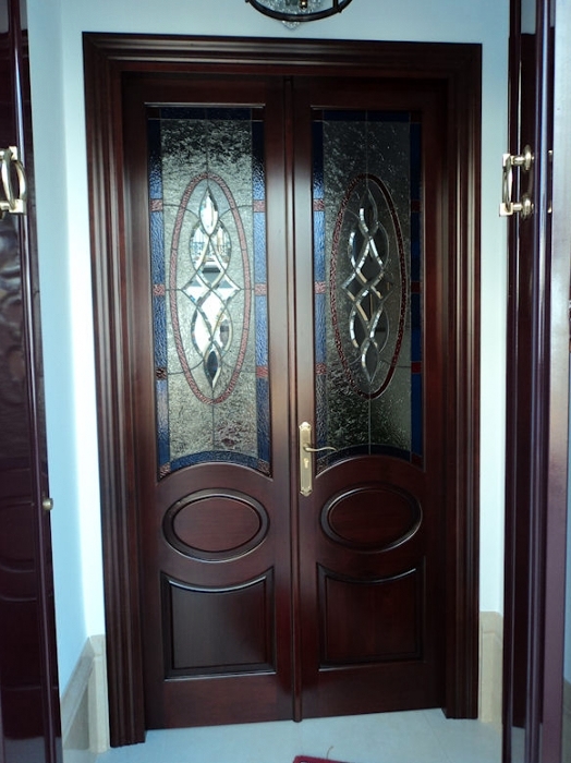 Puerta de entrada con cristales de vidriera.