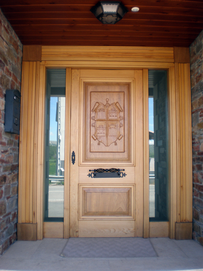 Puerta de Entrada con escudo tallado a mano