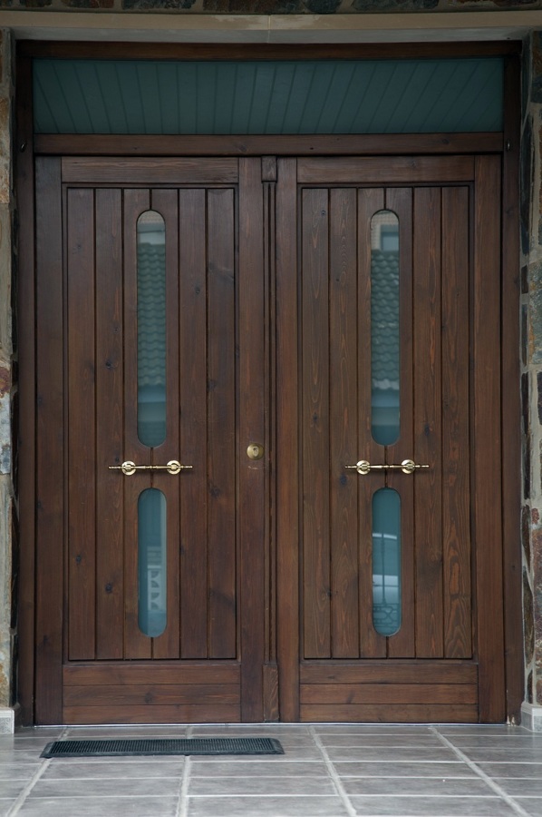 Puerta de entrada de madera maciza