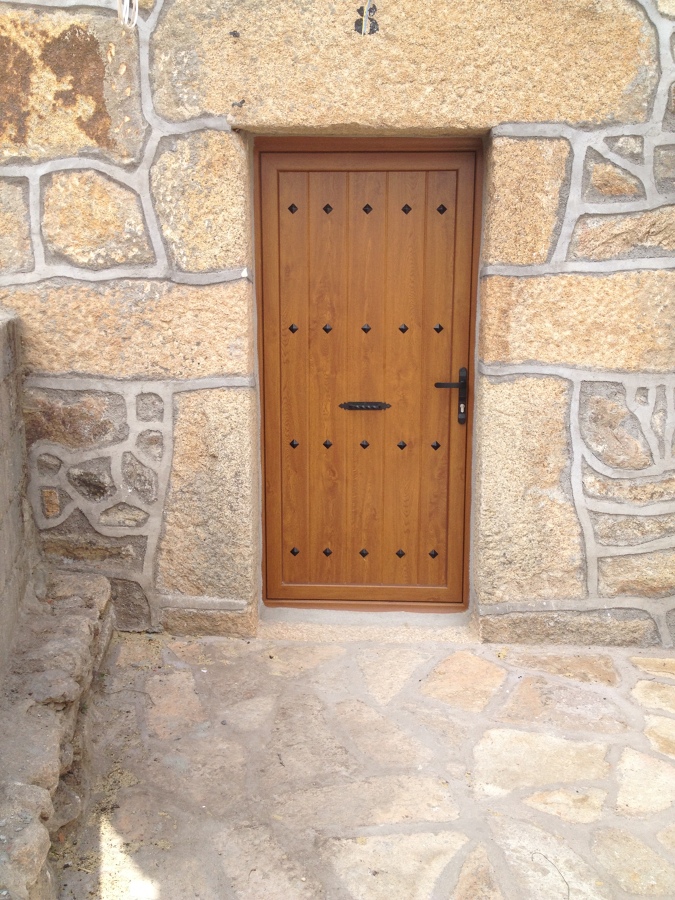 Puerta de entrada de una hoja en roble dorado