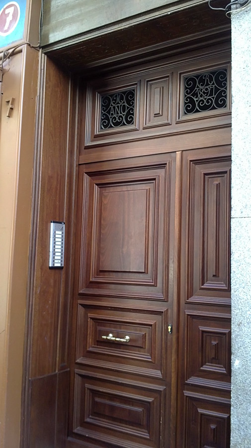 Puerta de entrada edificio