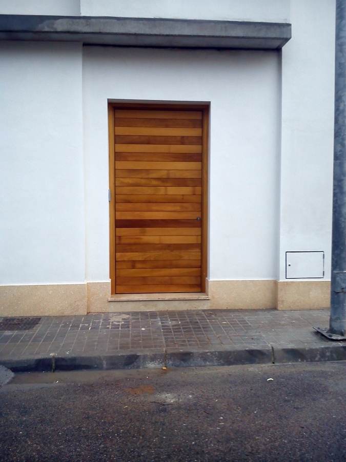 Puerta de entrada en madera de Yroco.