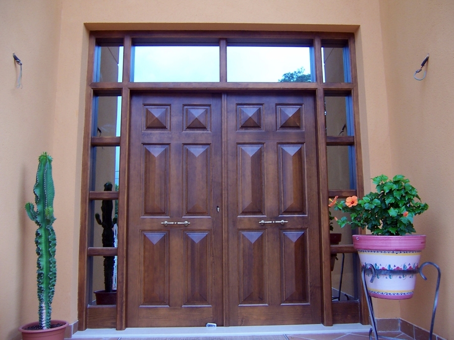 Puerta de entrada en pino melis macizo tintado en color nogal.  