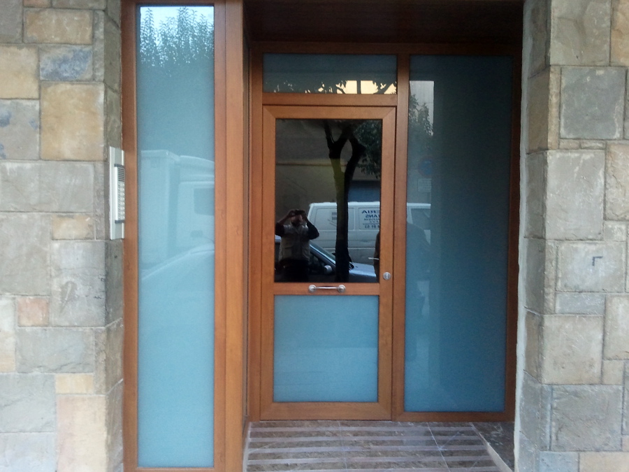 Puerta de entrada en PVC roble dorado