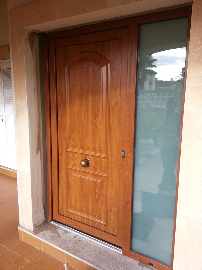 Puerta de entrada en PVC.