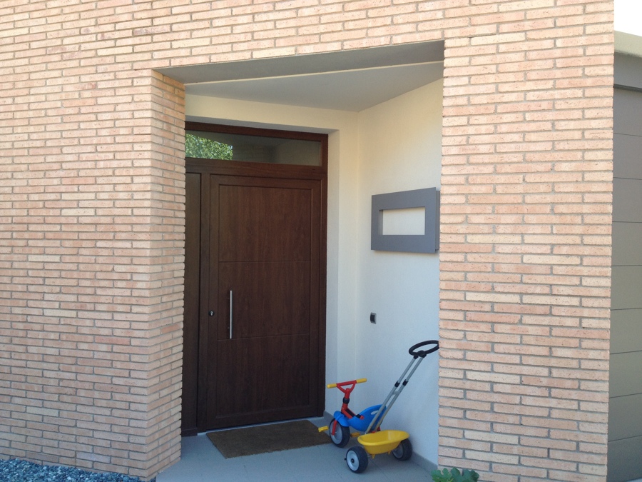 Puerta de entrada PVC/Porta d'entrada PVC.