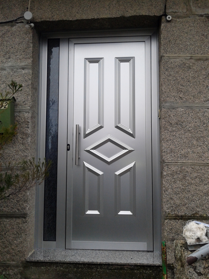 Puerta de entrada vivienda aluminio anodizado