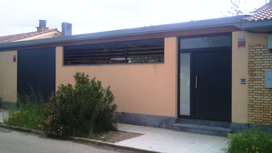 Puerta de entrada y enrrollable