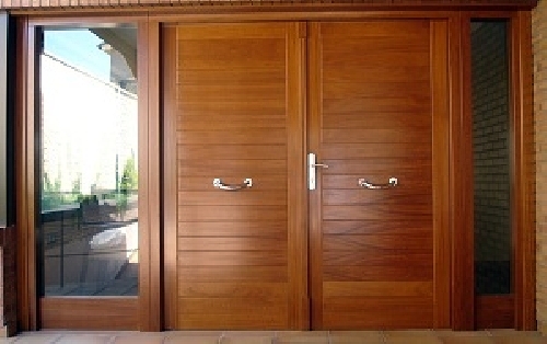 Puerta de exterior entarimada