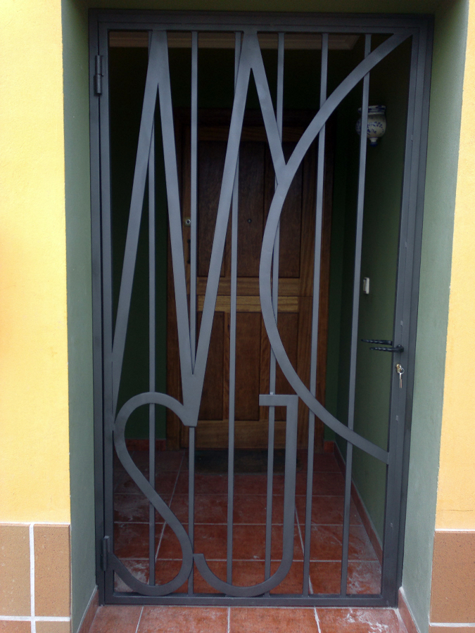 Puerta de forja hecha a fragua