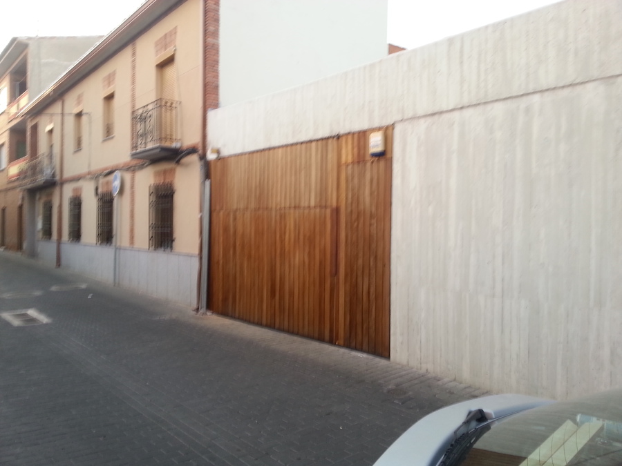 Puerta de garage forrada en madera de iroko