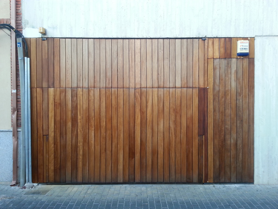 Puerta de garage forrada en madera de iroko