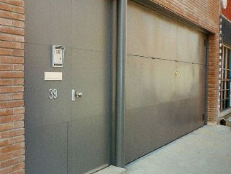 Puerta de garaje y entrada vivienda