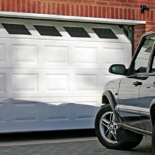 Puerta de garaje seccional blanca