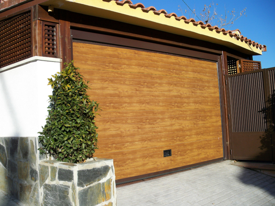 puerta de garaje seccional madera