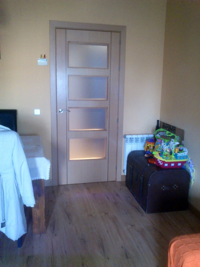 puerta de haya con grecas oscuras