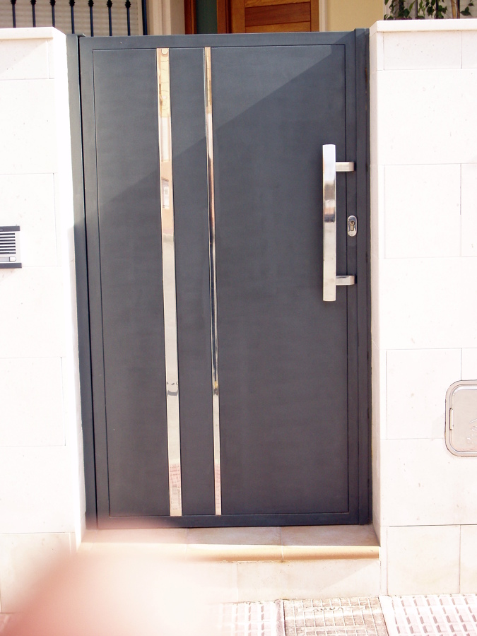 puerta de hierro y acero