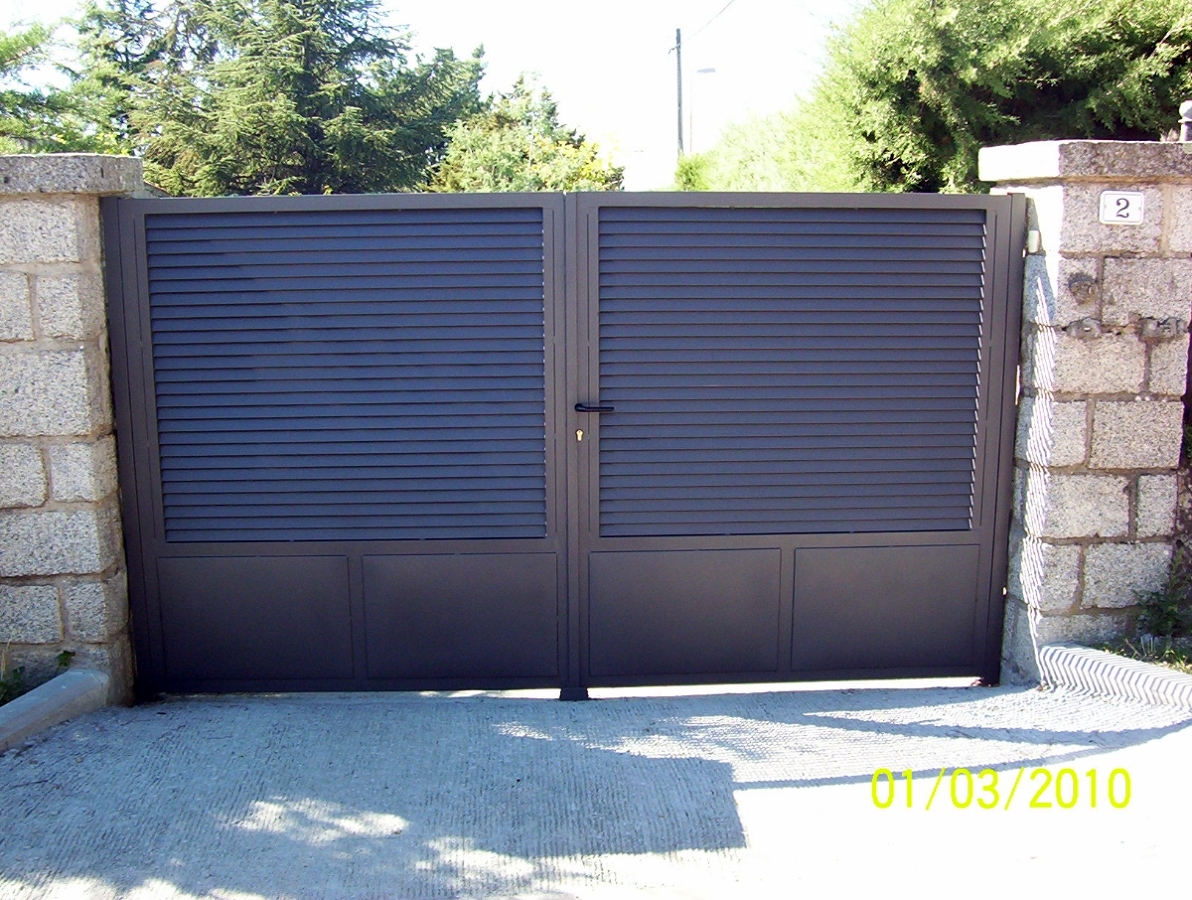 PUERTA DE LAMAS Y CUARTERON DE CHAPA