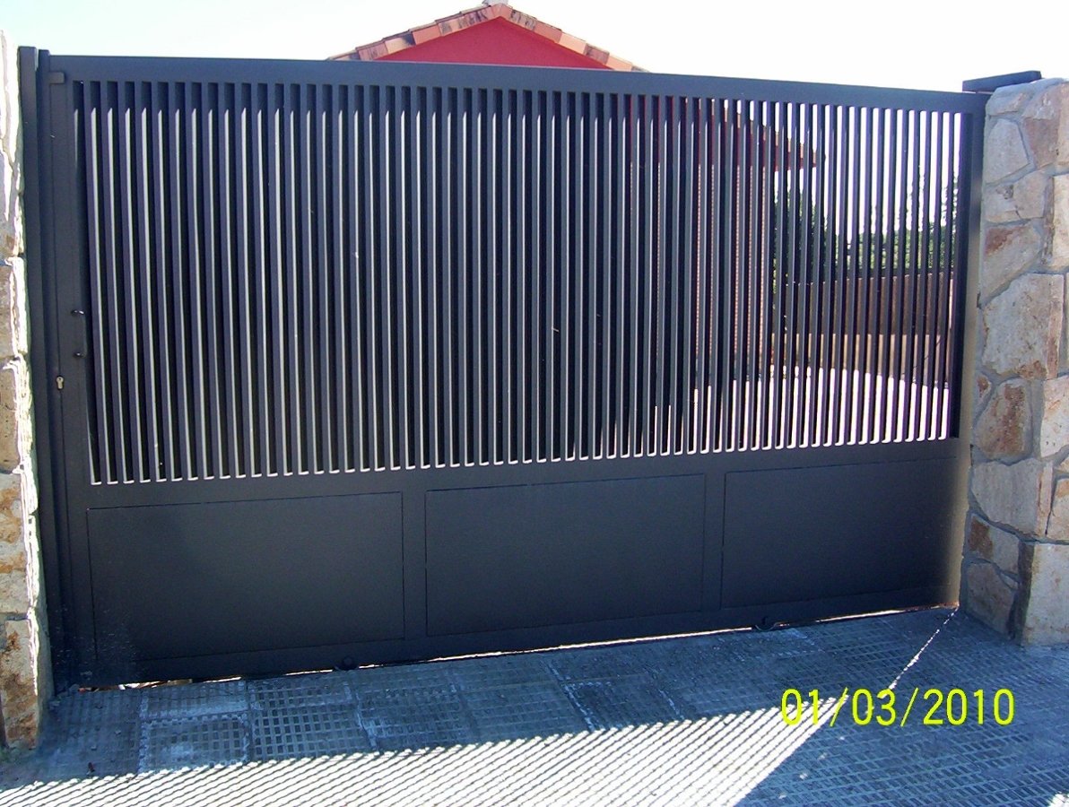 PUERTA DE LAMAS Y CUARTERON DE CHAPA