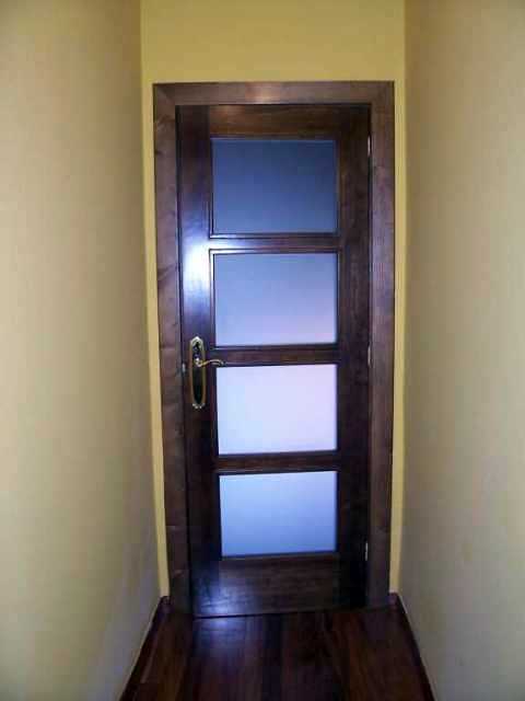 Puerta de madera con cristales