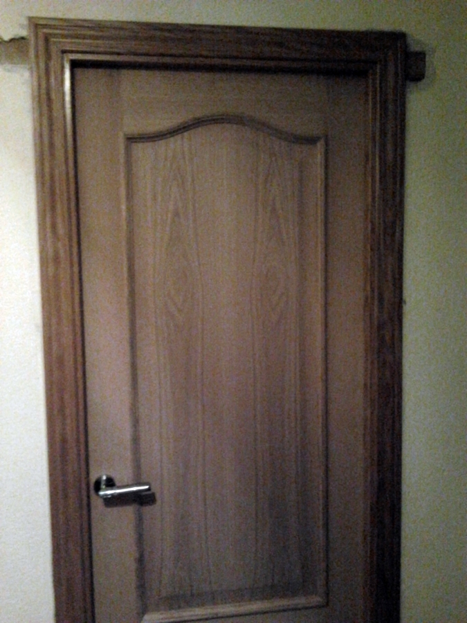 Puerta de madera maciza.