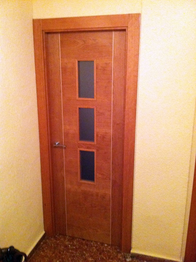 Puerta de paso de cerezo con greca en color claro